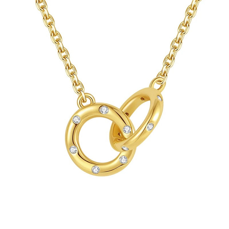 Adora halskæde fra ByBirch i 18 karat forgyldt sølv med hvide zirkonia i cirkulært design, 40+3 cm.